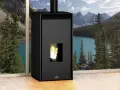 Poêle à granulés sans électricité, avis : flammes vives dans un poêle noir moderne, devant une fenêtre avec vue sur un lac et des montagnes.