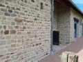 Mur en pierre avec un mortier de couleur joint clair, typique d'une rénovation de bâtisse ancienne.