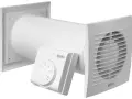 Ventilateur blanc avec thermostat réglable, un répartiteur de chaleur pour une ventilation efficace.
