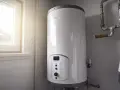 Chauffe-eau 200l blanc avec panneau de contrôle. Estimation de la consommation kwh chauffe-eau 200l par jour.