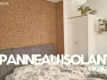 Chambre avec mur en **isolation textile recyclé** de liège. Lit, armoire et plantes vertes.