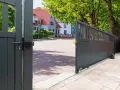 Schéma d'une fondation pour portail battant, montrant le mécanisme d'ouverture et le rail au sol.