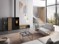 Salon moderne avec poêle à granule design, canapé clair, et grande baie vitrée offrant une vue sur la nature.