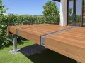 Un magnifique projet pour faire un toit terrasse en bois, avec une balustrade en verre et une végétation luxuriante.