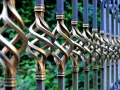 Barreaux de fer forgé torsadés, prêts à être nettoyés avant peinture. Le métal patiné attend une nouvelle vie.