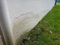 Mur extérieur présentant des traces d'humidité et de salpêtre, signes de remontées capillaires, un vice caché potentiel.