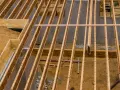 Structure en bois d'un plancher en construction. Le prix du solivage plancher m2 dépend de ces éléments.
