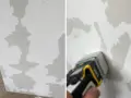 Application d'une bande de fibre de verre dans les angles d'un mur pour renforcer la structure avant l'enduit.
