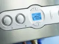 Panneau de contrôle d'une chaudière Chaffoteaux affichant la température et l'heure. Un problème est peut-être indiqué par un code d'erreur.