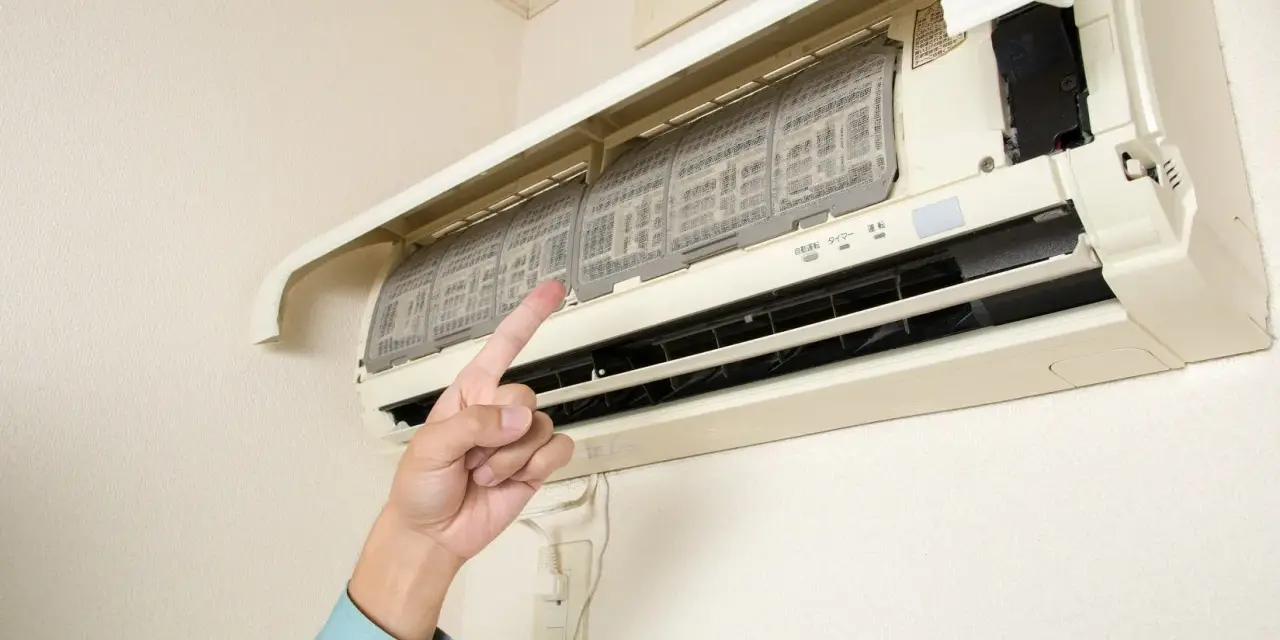 Maintenant, vous comprenez pourquoi la clim s'arrête et redémarre : les filtres encrassés bloquent le flux d'air.