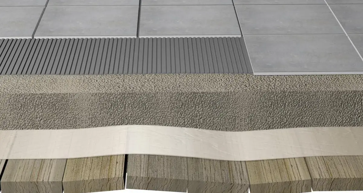 Coupe d'un sol : chape allégée sur plancher bois, avec carrelage et sous-couche drainante.