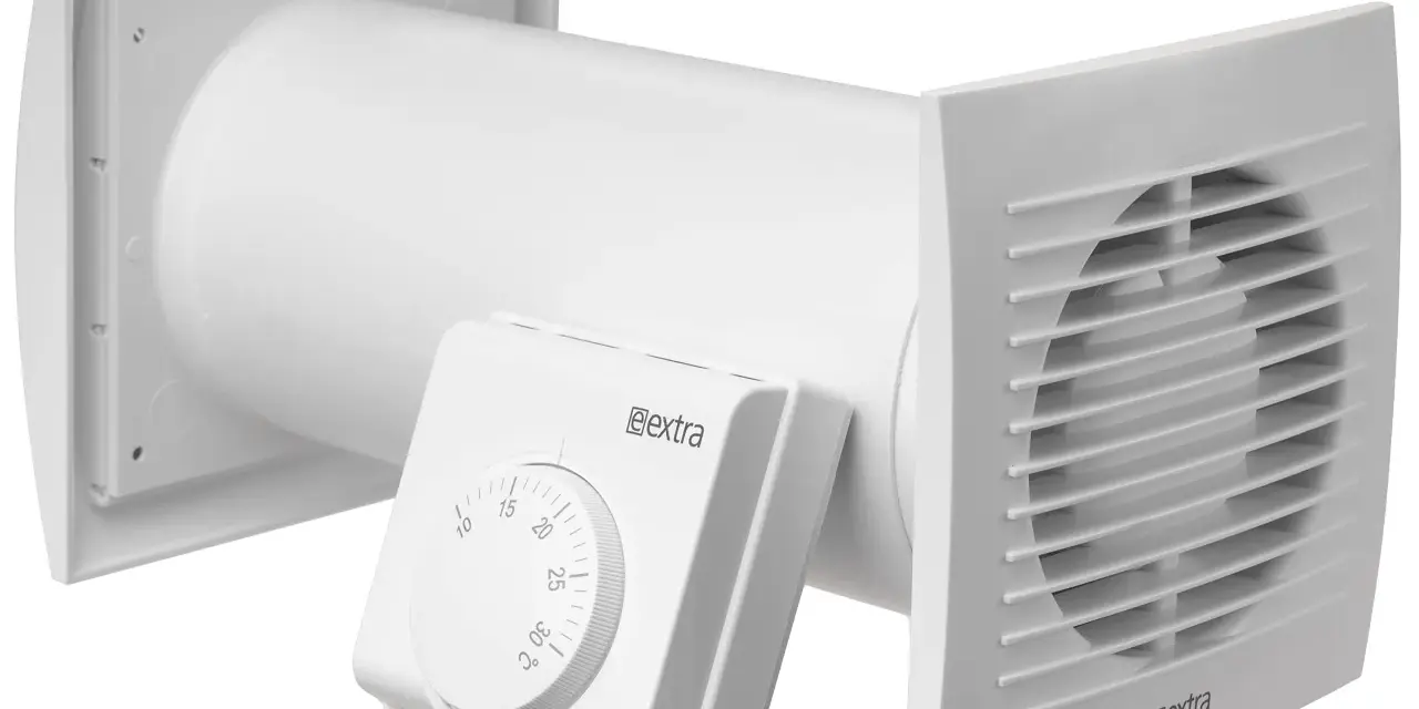 Ventilateur blanc avec thermostat réglable, un répartiteur de chaleur pour une ventilation efficace.