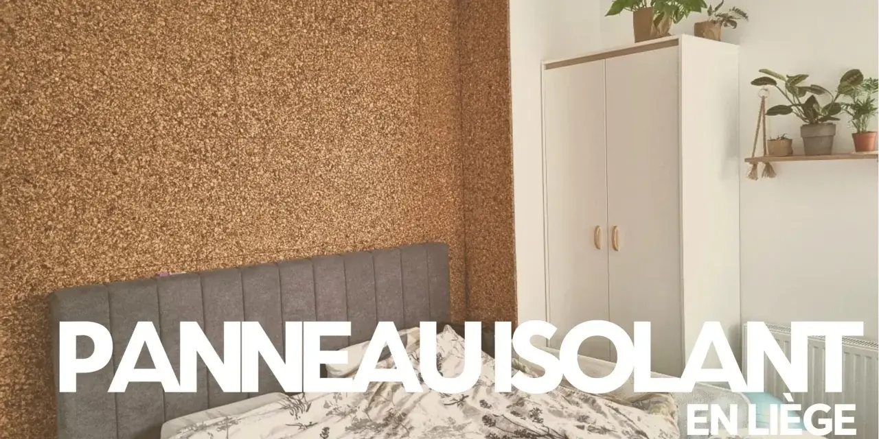 Chambre avec mur en **isolation textile recyclé** de liège. Lit, armoire et plantes vertes.