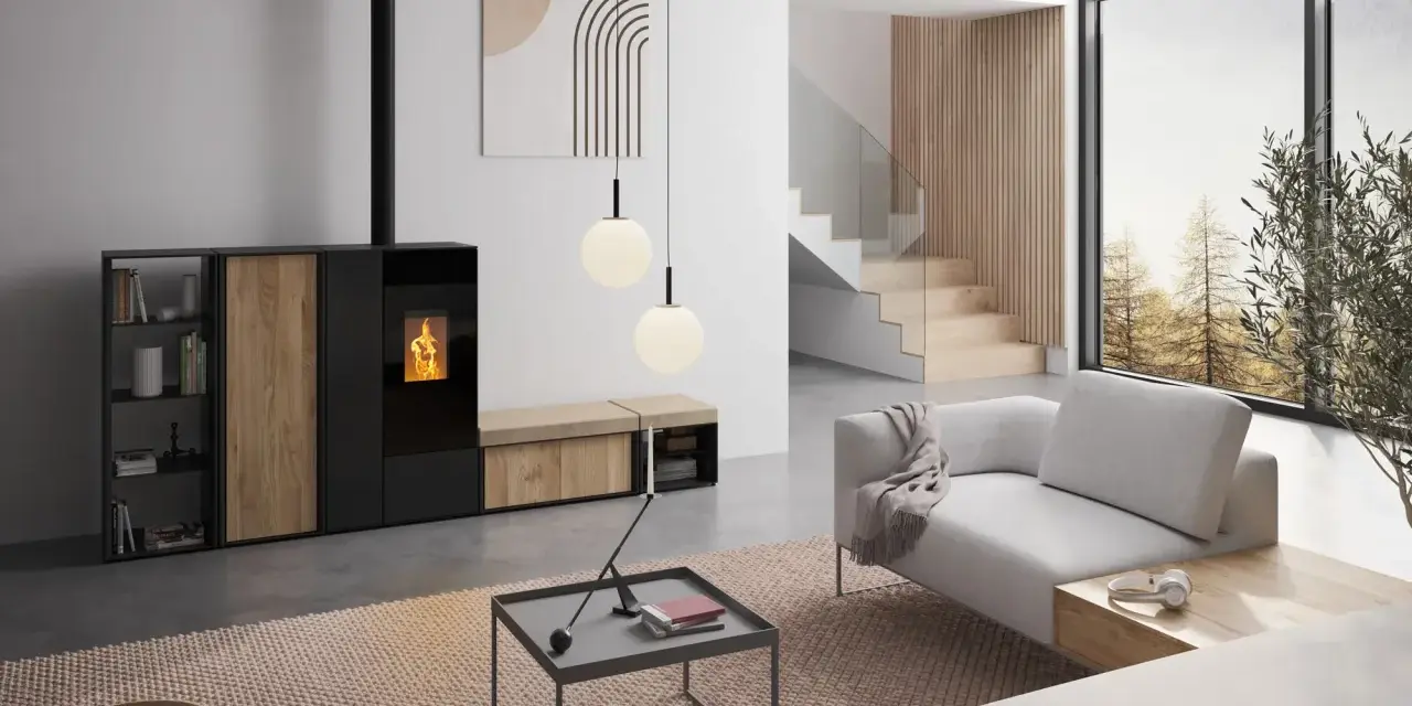 Salon moderne avec poêle à granule design, canapé clair, et grande baie vitrée offrant une vue sur la nature.