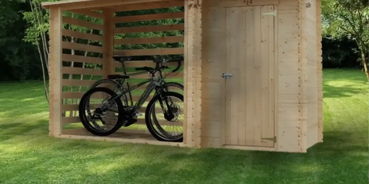 Un abri en bois pour fabriquer abri vélo, avec deux vélos à l'intérieur. La structure ouverte protège les vélos des intempéries.