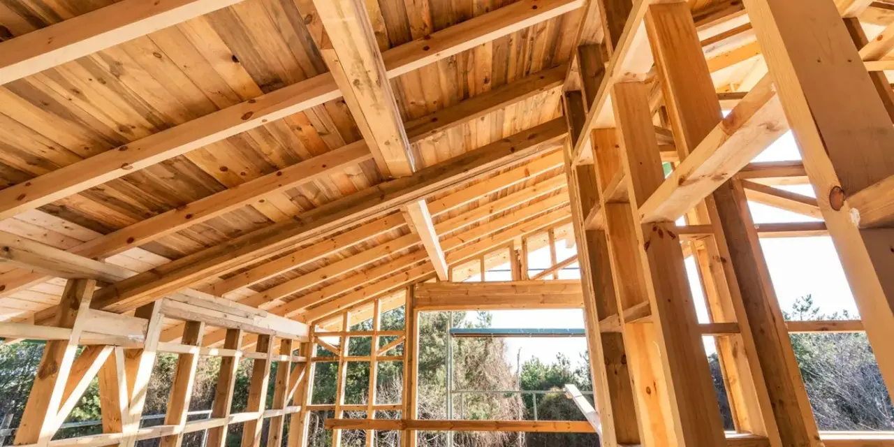 Structure d'une maison en bois, vue intérieure. Le prix d'une maison ossature bois est souvent compétitif.