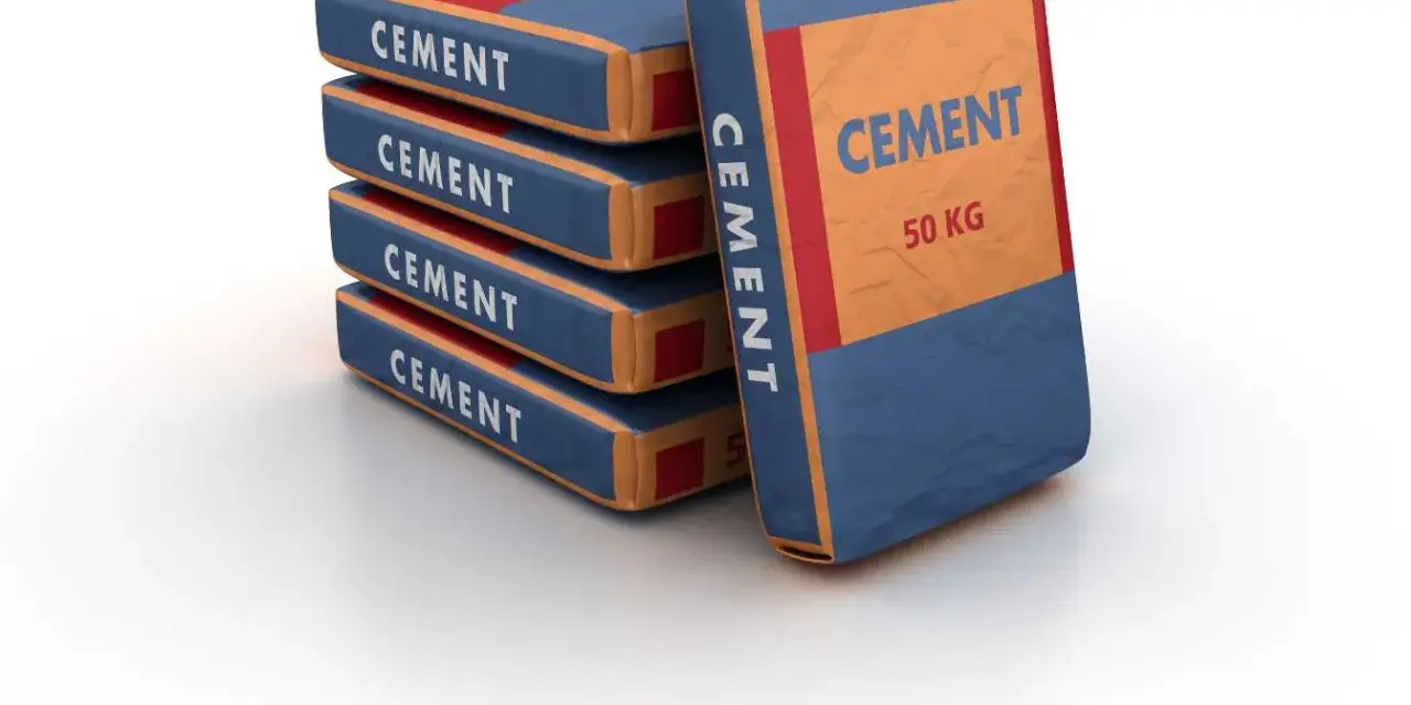 Pile de sacs de ciment de 50 kg, prêts pour le dosage béton dans une bétonnière.