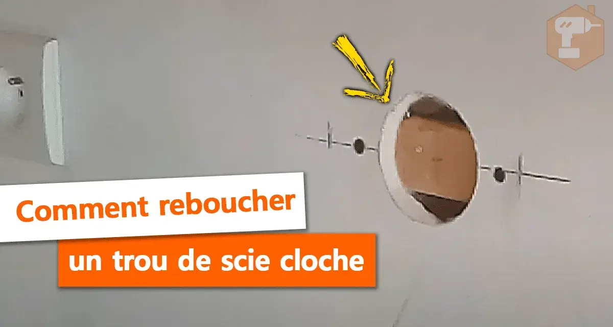 Comment reboucher un trou dans placo. Une flèche jaune indique un trou rond dans un mur en placo, prêt à être réparé.