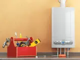 Boîtier d'outils rouge près d'un chauffe-eau Ariston, prêt pour une intervention sur un code erreur F4 ballon thermodynamique Ariston.