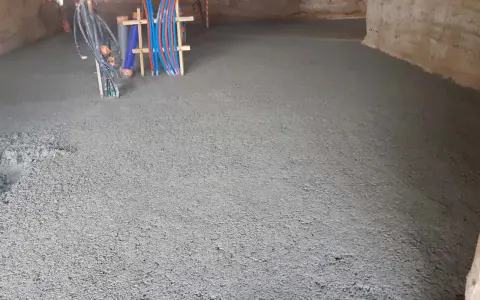 Chantier en cours : une dalle chaux chanvre fraîchement coulée, prête à accueillir le chauffage au sol.