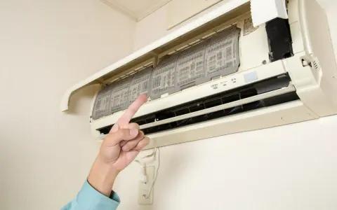 Maintenant, vous comprenez pourquoi la clim s'arrête et redémarre : les filtres encrassés bloquent le flux d'air.