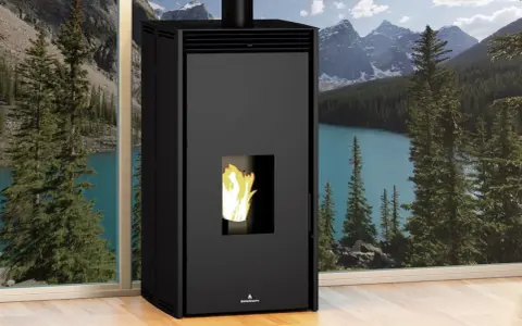 Poêle à granulés sans électricité, avis : flammes vives dans un poêle noir moderne, devant une fenêtre avec vue sur un lac et des montagnes.
