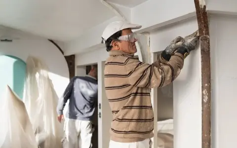 Artisans au travail, préparation avant peinture. Estimation du sablage prix au m2 pour un rendu impeccable.