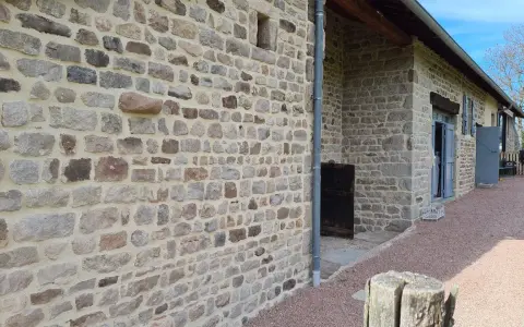 Mur en pierre avec un mortier de couleur joint clair, typique d'une rénovation de bâtisse ancienne.