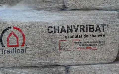 Sac de granulat de chanvre "Chanvribat", produit par des agriculteurs. Bien que le béton de chanvre ait des inconvénients, ce produit est 100% naturel.