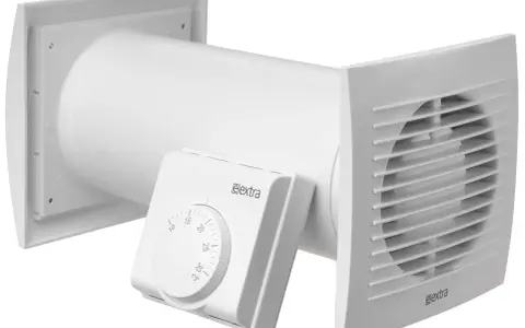 Ventilateur blanc avec thermostat réglable, un répartiteur de chaleur pour une ventilation efficace.