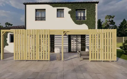 Une pergola bois fait maison délimite un espace extérieur moderne devant une maison blanche recouverte de végétation.