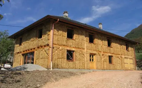 Maison en paille en construction, 100m2. Le prix de cette maison écologique est attractif.