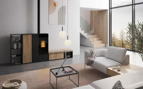 Salon moderne avec poêle à granule design, canapé clair, et grande baie vitrée offrant une vue sur la nature.