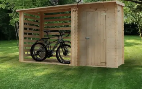 Un abri en bois pour fabriquer abri vélo, avec deux vélos à l'intérieur. La structure ouverte protège les vélos des intempéries.