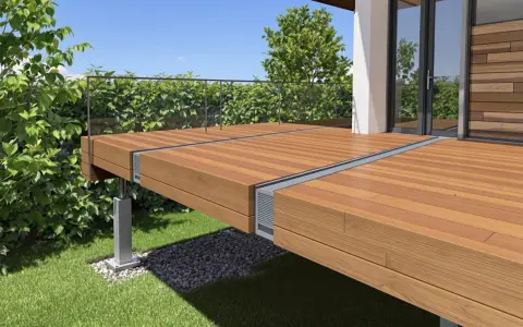 Un magnifique projet pour faire un toit terrasse en bois, avec une balustrade en verre et une végétation luxuriante.