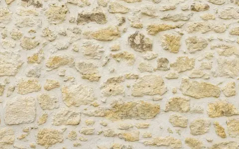 Mur en pierres irrégulières, joint pierre chaux, texture rustique et authentique.