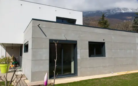Extension moderne en béton, 30m2. Le prix de cette extension maison 30m2 est un investissement pour un design épuré.