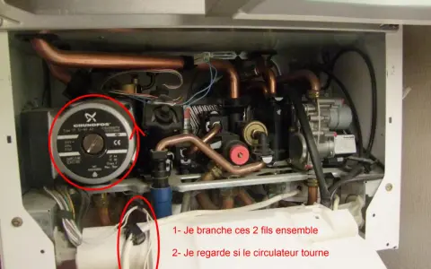 Intérieur d'une chaudière, avec une pompe Grundfos et des tuyaux de cuivre. Des fils sont entourés, suggérant une réparation pour un problème de chaudière ne se déclenche pas eau chaude.
