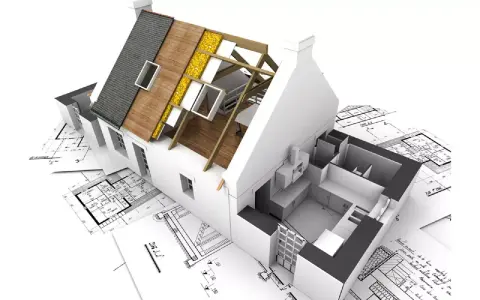 Maquette d'une maison en cours de rénovation, montrant la structure du toit et l'intérieur, posée sur des plans d'architecte. Un projet pour réhabiliter une maison.