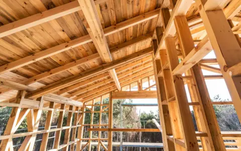 Structure d'une maison en bois, vue intérieure. Le prix d'une maison ossature bois est souvent compétitif.