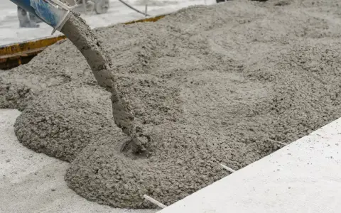 Coulée de béton frais d'une toupie 7m3. Le prix de ce volume est compétitif pour vos projets.