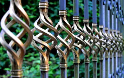 Barreaux de fer forgé torsadés, prêts à être nettoyés avant peinture. Le métal patiné attend une nouvelle vie.