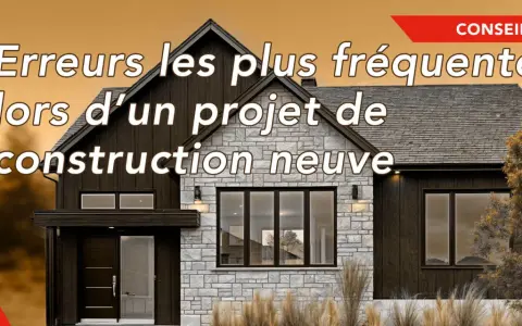 Maison moderne avec façade en pierre et bois. Conseils pour éviter les erreurs de construction en limite de propriété.
