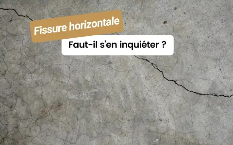 Une fissure horizontale sur un mur de maison. Faut-il s'en inquiéter ?