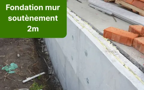 Construction d'un mur de soubassement de 2m, avec des briques rouges et des matériaux isolants.