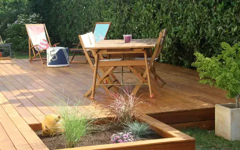 Terrasse en bois avec mobilier de jardin. Idéal pour calculer le prix pose terrasse bois sans fourniture.
