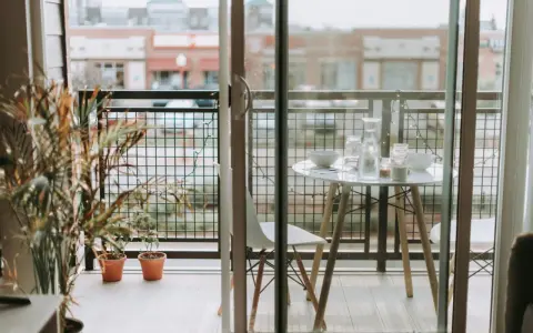 Un balcon filant aménagé avec une petite table, des chaises et des plantes. Idéal pour un café matinal ou un dîner tranquille.