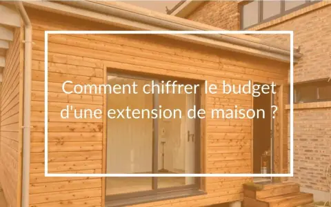 Une extension de maison en bois avec une grande baie vitrée. Le texte indique "Comment chiffrer le budget d'une extension de maison ?", un guide pour estimer le tarif agrandissement maison.