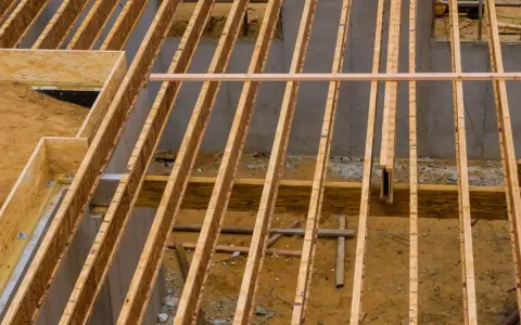 Structure en bois d'un plancher en construction. Le prix du solivage plancher m2 dépend de ces éléments.