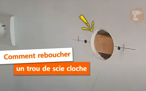 Comment reboucher un trou dans placo. Une flèche jaune indique un trou rond dans un mur en placo, prêt à être réparé.